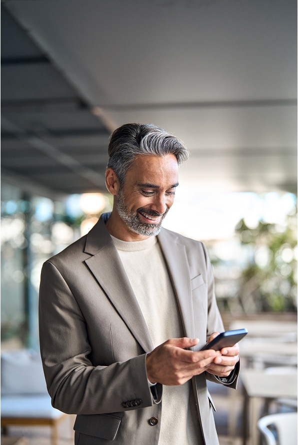 Man reads about using AI in the boardroom on his phone.